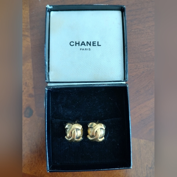 CHANEL Vintage Gold tone Interlocking CC CLIP-ON EARRINGS Authenticity Guarantee - Picture 3 of 9